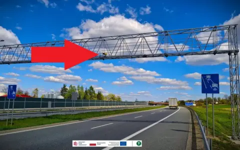 Czerwona strzałka wskazuje na bramownicę z urządzeniami do odcinkowego pomiaru prędkości na A4.