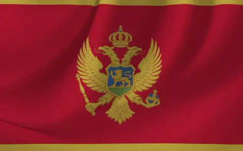 Flaga Czarnogóry, skrót państwa MNE, z dwugłowym orłem i tarczą.