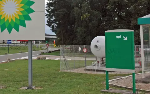 Stacja paliw z logo BP i dystrybutorem LPG. Widoczny zbiornik na gaz i znak "gpl" wskazujący kierunek. Ceny LPG w Europie mogą się różnić.