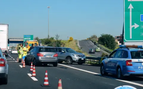 Wypadek na autostradzie. Policja zabezpiecza teren. Zielona karta gdzie potrzebna? Może do ubezpieczenia pojazdu po kolizji.