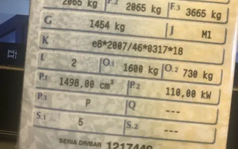 Szczegóły pojazdu z dowodu rejestracyjnego: masa własna 1454 kg, dopuszczalna masa całkowita 3665 kg, moc 110 kW.