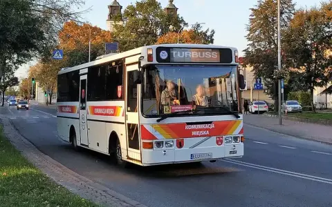 Autobus miejski "Turbuss" na lubartowskiej trasie, z napisem "Komunikacja Miejska".