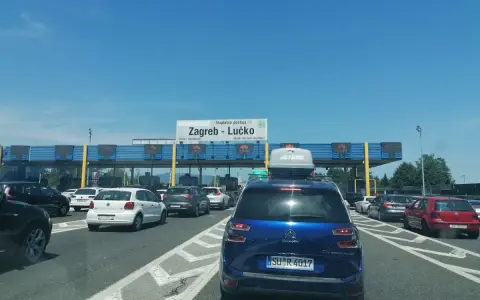 Korki na autostradzie w Chorwacji przy bramkach do opłat w Zagrzebiu-Łucku.
