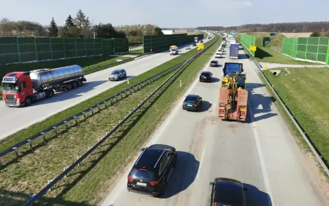 Ciężarówka z cysterną i koparka na lawecie to pojazdy, które mogą wjechać na autostradę.