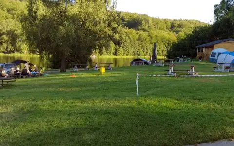 Relaks nad jeziorem, piknikowe stoły i namioty tworzą sielski krajobraz. To miejsce to prawdziwa **mała Szwajcaria Przywidz**.
