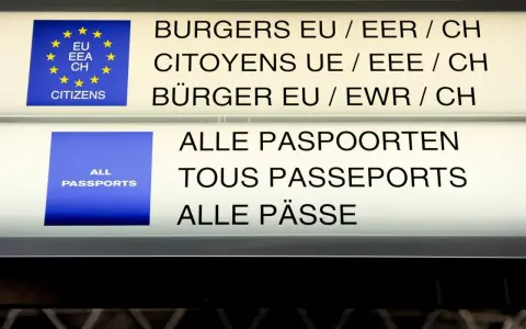 Znaki informacyjne na lotnisku: "Obywatele UE/EOG/CH" i "Wszystkie paszporty". Strefa Schengen-lista państw.