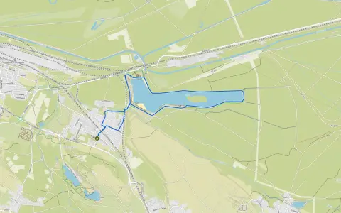 Mapa pokazuje trasę spacerową wokół jeziora w Jaworznie, z zaznaczonymi ulicami i terenami zielonymi.