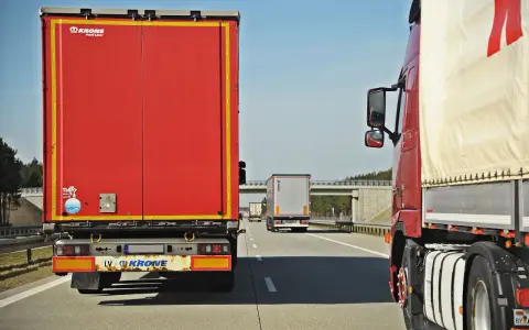 Ciężarówki na autostradzie. Kierowcy powinni znać taryfikator mandatów dla ciężarówek w Niemczech, by uniknąć kar.