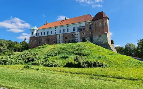 Zamek na wzgórzu, zielona trawa, błękitne niebo. Może to najkrótsza trasa do Sandomierza?
