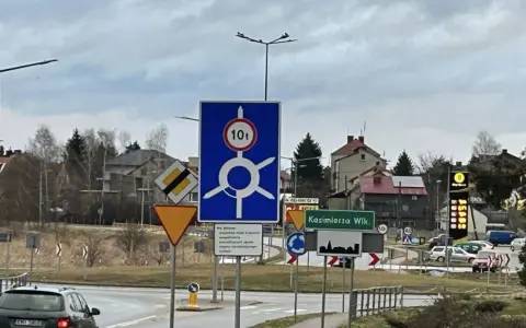 Znaki drogowe przy rondzie na trasie Kazimierza Wielka. Ograniczenie tonażu 10t.