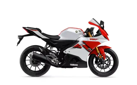 Sportowy motocykl Yamaha YZF R125 w biało-czerwonej kolorystyce. Zwróć uwagę na wygodną wysokość siedzenia.