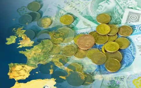 Mapa Europy na tle polskich banknotów i monet. Czy w Norwegii można płacić euro? Obraz sugeruje pytania o waluty w Europie.