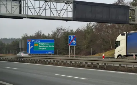 Znak drogowy A4 Wrocław z kierunkami Krapkowice, Kędzierzyn-Koźle, Gogolin. Obok znak odcinka objętego monitoringiem.