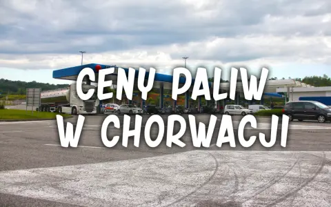 Stacja paliw z samochodami i cysterną. Napis "Ceny paliw w Chorwacji" informuje o kosztach tankowania.
