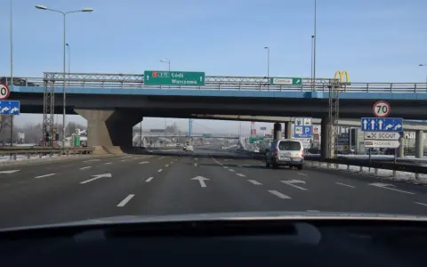 Na A1, przed odcinkowym pomiarem prędkości, znaki wskazują Łódź, Warszawę i Centrum.