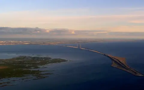 Most Øresund, łączący Danię ze Szwecją, ma 16 km długości. Widok z lotu ptaka na imponującą konstrukcję.