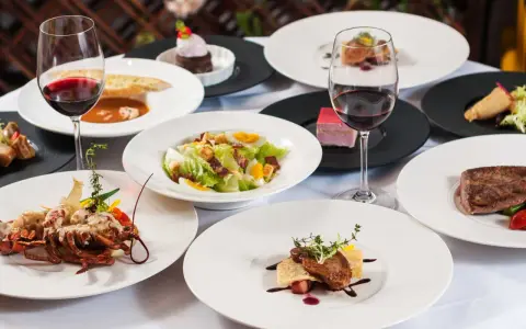 Elegancka kolacja we Francji: homar, steki, sałatka Cezar i desery. Idealne menu, by dowiedzieć się, co zjesc we Francji.
