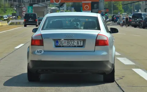 Srebrny Audi z chorwackimi tablicami rejestracyjnymi hr. OG 802-AT na autostradzie.