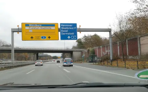 Autostrada A14 w Niemczech. Znaki kierują do Würzburga, Frankfurtu, Hanoweru, Baselu i Darmstadt.