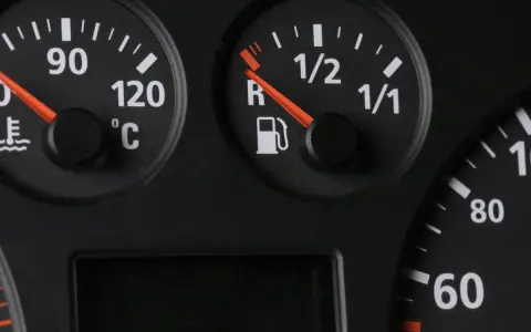 Wskaźnik paliwa w Renault Master pokazuje, że zostało go niewiele, prawie na rezerwie. Obok widać wskaźnik temperatury silnika.