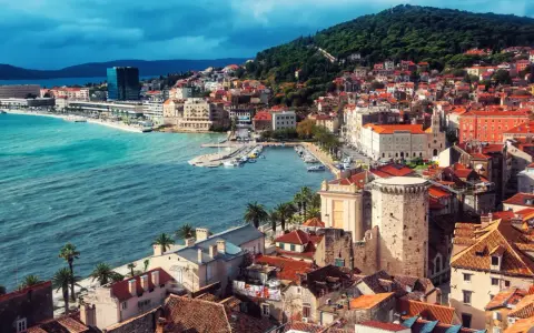 Widok na Split z turkusowym morzem i zabytkową architekturą. Czy Chorwacja jest droga? Ten malowniczy krajobraz może sugerować, że warto zainwestować.