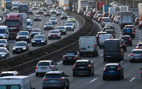 Korek na autostradzie w Niemczech. Tłok samochodów i ciężarówek, wielu kierowców spieszy się do celu.