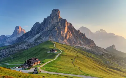 Dolomity, jedne z najpiękniejszych gór we Włoszech, z zielonymi zboczami i skalistymi szczytami oświetlonymi słońcem.
