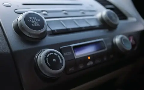 Pokrętła radia samochodowego. Zastanawiasz się, jak nie płacić abonamentu za radio w samochodzie? Wykorzystaj dostępne funkcje!