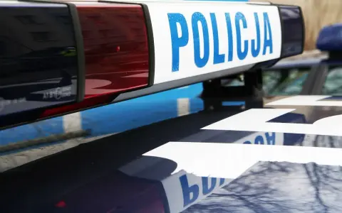 Nawet za zbyt wolną jazdę można dostać mandat. Na dachu radiowozu napis POLICJA.