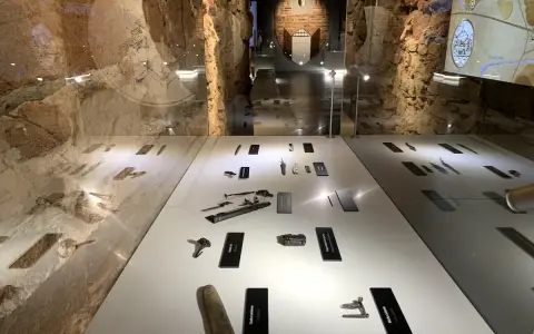 Wystawa archeologiczna w Olkuszu. Artefakty z dawnych czasów na białych ekspozycjach, tworzące fascynującą trasę przez historię.