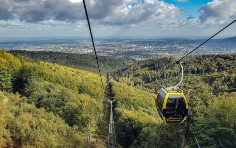 Kolejka linowa w Beskidach, widok na Bielsko-Białą i Szczyrk. Jesienne kolory lasów.