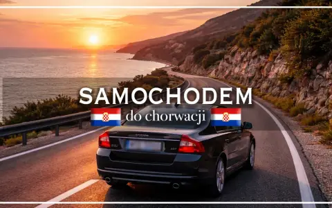 Samochodem do Chorwacji, kraju w Unii Europejskiej. Słoneczny zachód słońca nad Adriatykiem i kręta droga.