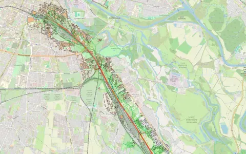 Mapa pokazuje fragment Wrocławia z zaznaczoną linią kolejową. Widać tereny zielone, rzekę Oławę i osiedla. Odległość między Koninem a Wrocławiem jest znacząca.