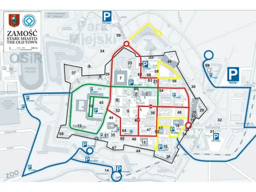 Mapa Zamościa z zaznaczonymi trasami spacerowymi i parkingami. Kolorowe linie wskazują różne ścieżki zwiedzania.
