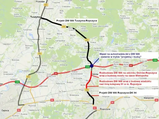 Mapa pokazuje przebieg projektowanej trasy DW 986 Tuszyma-Ropczyce, z zaznaczonymi odcinkami budowy i rozbudowy, w tym węzłem na autostradzie A4.