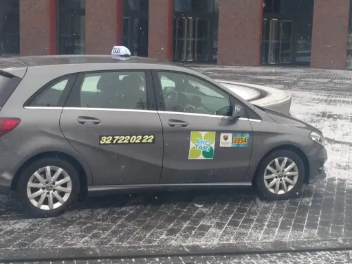 Szary Mercedes Eko Taxi czeka na pasażerów w zimowy dzień. Może zawiezie Cię z Katowic do Sosnowca?