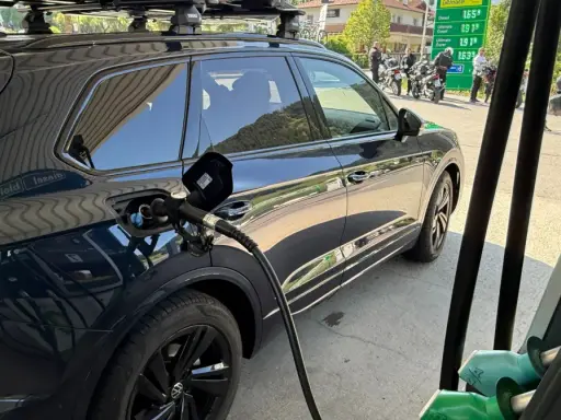 Tankowanie auta na stacji paliw. Widoczne ceny paliw w Austrii: Diesel 1,659€, Ultimate Diesel 1,919€, Ultimate Super 1,639€.