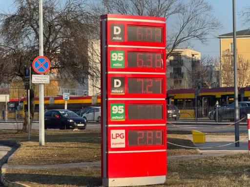 Ceny paliwa na Węgrzech: diesel 6.87, benzyna 95 6.38, LPG 2.89.