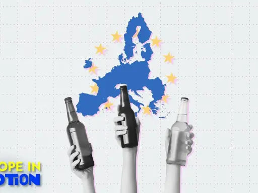 Trzy ręce unoszą butelki piwa na tle mapy Europy z gwiazdami UE. Spożycie alkoholu w Europie w ruchu.
