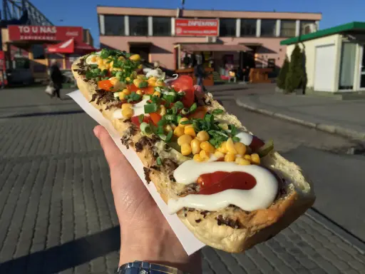 Długie zapiekanki z kukurydzą, pomidorami i sosami to idealne dobre jedzenie na trasie Kraków-Rzeszów.