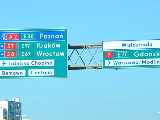 Oznaczenie drogi krajowej z kierunkami na Poznań, Kraków, Wrocław, Lotnisko Chopina, Bemowo, Centrum, Gdańsk i Warszawę/Modlin.