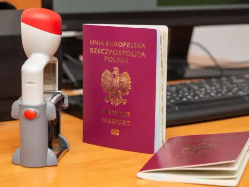 Polski paszport i pieczątka na biurku. Czy do Bośni i Hercegowiny potrzebny jest paszport? Tak, dla obywateli spoza UE.
