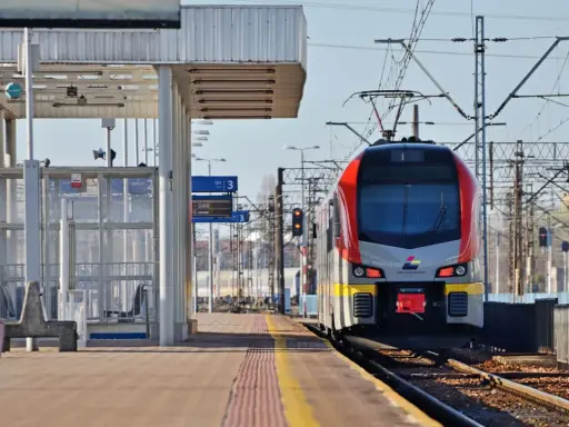Nowy pociąg na peronie w Skierniewicach, gotowy do odjazdu. Trasa w kierunku Zgierza.