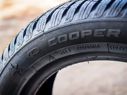 Opona Cooper z oznaczeniami 225/55R18, M+S i symbolem płatka śniegu.