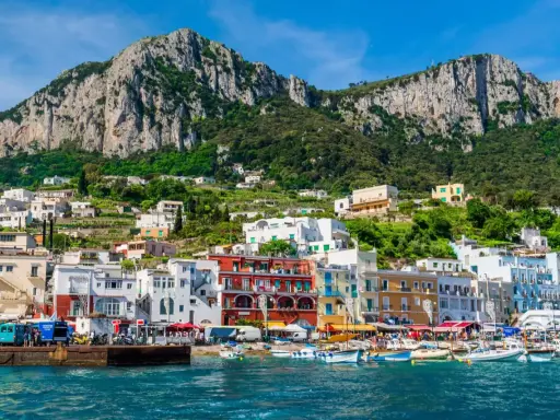 Kolorowe budynki na zboczu góry tworzą malowniczy widok na wyspie Capri.