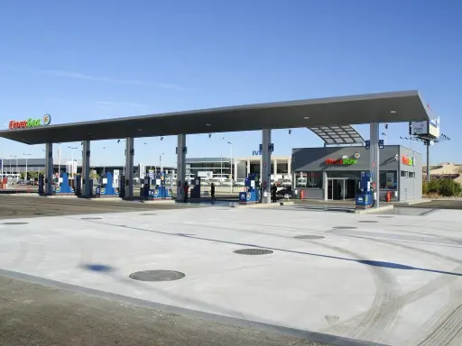 Nowoczesne stacje paliw na A4 zadaszone, z dystrybutorami i budynkiem obsługi.