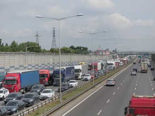 Korek na S8, gdzie odcinkowy pomiar prędkości może być przyczyną spowolnienia. Długi sznur ciężarówek i samochodów osobowych.