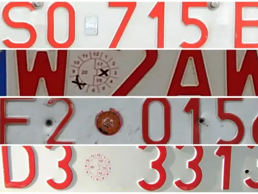 Czerwone tablice rejestracyjne z napisem "PL" wskazują na Polskę. Widoczne są numery rejestracyjne pojazdów.