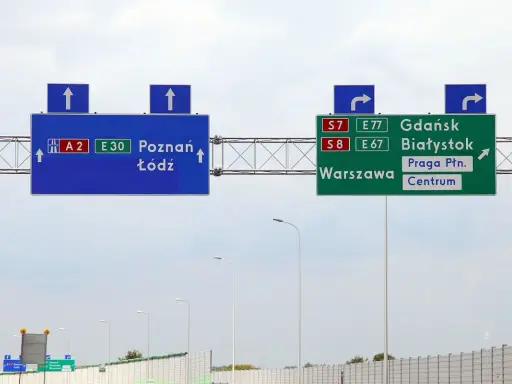 Znaki drogowe wskazują oznaczenie drogi wojewódzkiej A2, E30 do Poznania i Łodzi, a także S7, E77 do Gdańska, S8, E67 do Białegostoku i Warszawy.