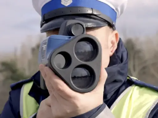 Policjant mierzy prędkość. W Polsce obowiązuje tolerancja przekroczenia DMC, ale lepiej nie ryzykować.